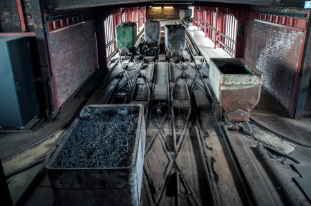 Téléchargez les photos : Chariots de mine dans une ancienne mine de charbon à Essen, Allemagne - en image libre de droit