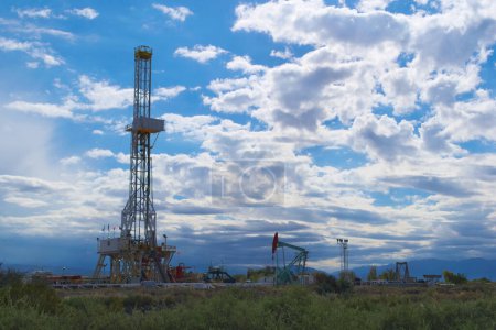 Téléchargez les photos : Oil extraction tower pump in Mendoza, Argentina - en image libre de droit