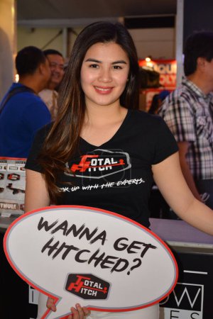 Foto de Modelo femenino de Hitch total en Manila International Auto Show - Imagen libre de derechos