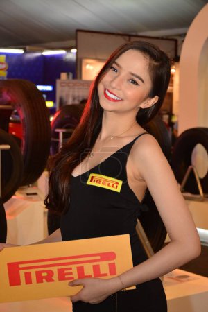 Téléchargez les photos : Pneus Pirelli modèle féminin au Salon International de l'Auto de Manille - en image libre de droit