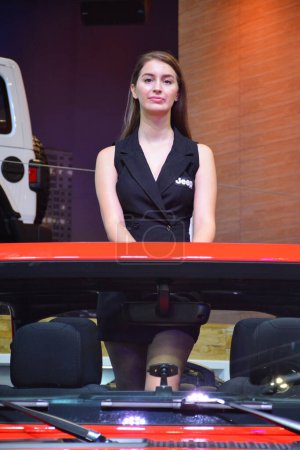 Téléchargez les photos : Jeep mannequin femme au Salon International de l'Auto de Manille à Pasay - en image libre de droit