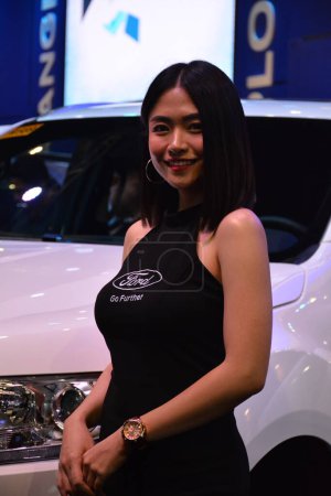 Téléchargez les photos : Ford modèle féminin au Salon International de l'Auto de Manille à Pasay - en image libre de droit