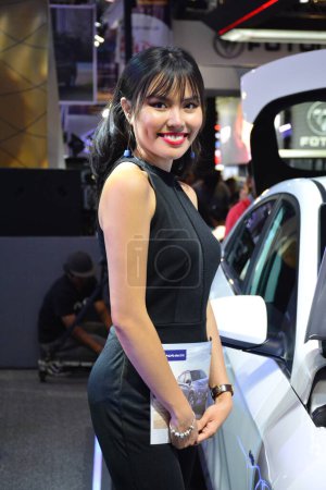 Téléchargez les photos : Hyundai mannequin femme au Salon International de l'Auto de Manille à Pasay - en image libre de droit