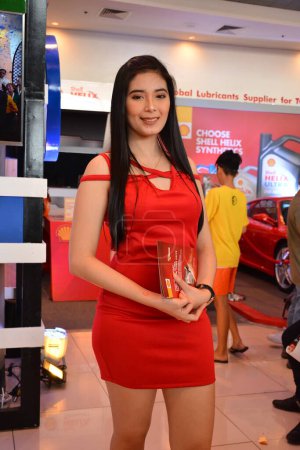 Téléchargez les photos : Shell Helix modèle féminin au Salon International de l'Auto de Manille - en image libre de droit