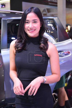 Téléchargez les photos : Nissan female model at Manila International Auto Show in Pasay - en image libre de droit