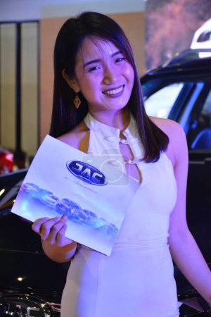 Téléchargez les photos : "Moteurs Jac modèle féminin au Salon International de l'Auto de Manille - en image libre de droit