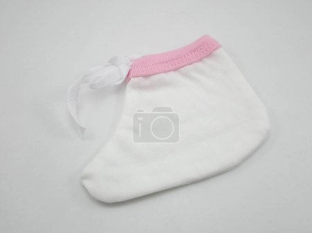 Foto de Calcetines de tela blanca para bebé recién nacido - Imagen libre de derechos