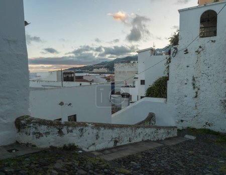 Viejas escaleras de piedra con paredes blancas en el centro de Santa Cruz De La Palma, Isla de La Palma, Islas Canarias, España
