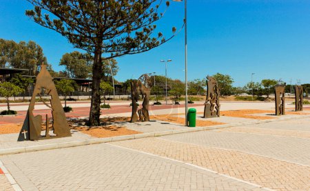 Foto de Estacionamiento en el estadio de Ciudad del Cabo con figuras de metal marrón. - Imagen libre de derechos