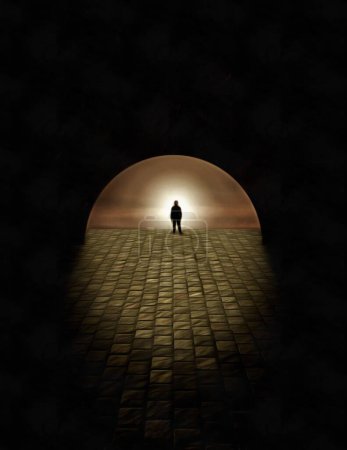 Téléchargez les photos : Homme marchant dans la rue dans l'obscurité - en image libre de droit