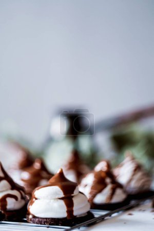 Foto de Chocolate cakes with cream icing and dripping chocolate - Imagen libre de derechos