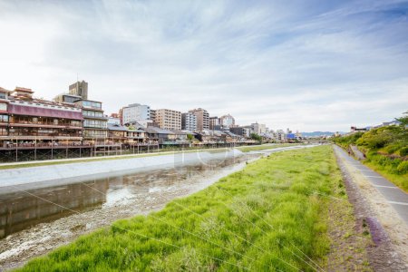 Foto de Vista del río Kamo en Kyoto Japón - Imagen libre de derechos