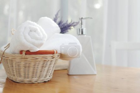 Téléchargez les photos : Bouteille de savon liquide et serviettes blanches Mettre sur la table dans la salle de bain - en image libre de droit