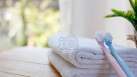 Foto de Cepillos de dientes en una toalla - Imagen libre de derechos