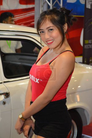 Téléchargez les photos : Cromax modèle féminin au 25e Trans Sport Car Show à Pasay - en image libre de droit