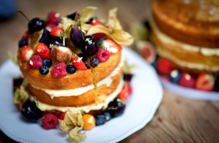 Téléchargez les photos : "petits fruits et crème gâteau aux fraises" - en image libre de droit