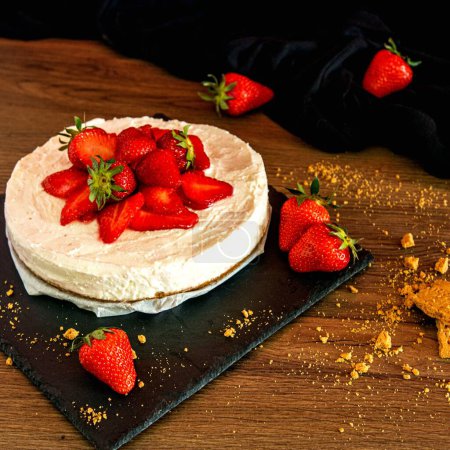 Téléchargez les photos : "gâteau à la crème fouettée et aux fraises avec des morceaux de biscuits" - en image libre de droit