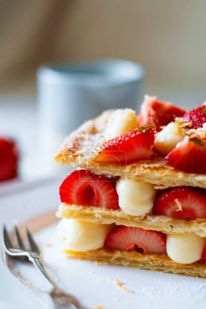Téléchargez les photos : Tarte à la fraise et crème, vue rapprochée - en image libre de droit