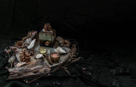 Téléchargez les photos : Composition beauté avec lampe à huile d'arôme de bougie brûlante sur sombre - en image libre de droit