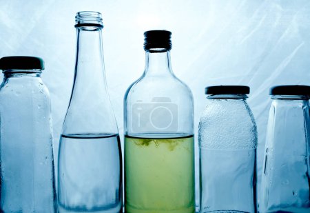 Téléchargez les photos : Composition de bouteilles en verre sur un fond clair - en image libre de droit