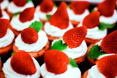 Téléchargez les photos : "biscuit, crème et fraise fraîche" - en image libre de droit