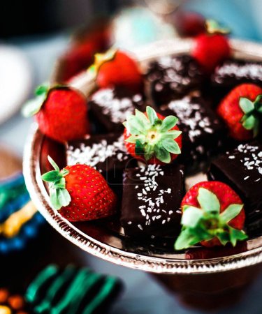 Foto de "tortas pequeñas de chocolate y fresa" - Imagen libre de derechos