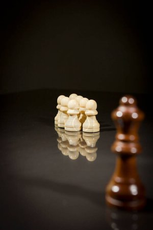 Foto de Piezas de ajedrez sobre una superficie reflectante - Imagen libre de derechos