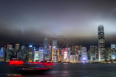 Téléchargez les photos : Hong Kong gratte-ciel la nuit - en image libre de droit