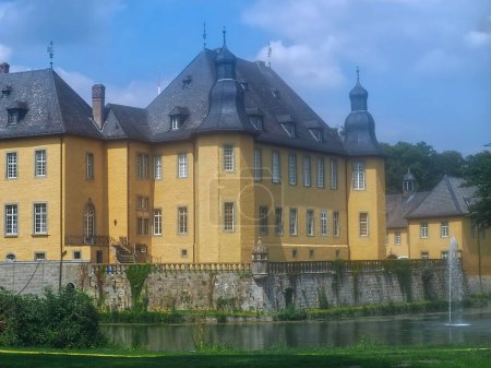 Foto de Hermoso castillo de agua barroco amarillo Schloss Dyck en Alemania - Imagen libre de derechos