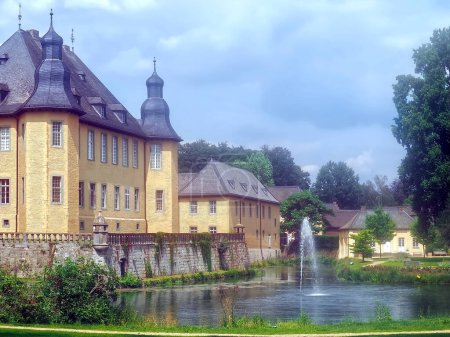 Téléchargez les photos : Magnifique château d'eau baroque jaune Schloss Dyck en Allemagne - en image libre de droit