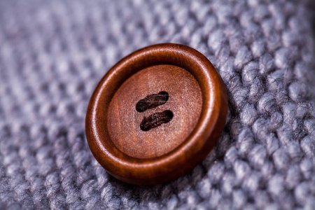 Foto de Botón marrón vintage grande sobre fondo de lana de punto - Imagen libre de derechos