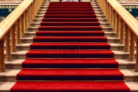 Foto de Alfombra roja en la escalera de mármol - Imagen libre de derechos