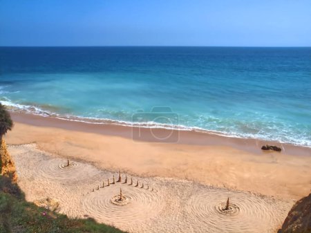 Foto de Beautiful beach art of vitor Raposo at the Algarve coast of Portugal - Imagen libre de derechos