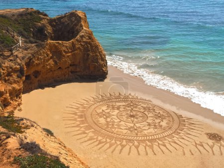 Schöne Strandkunst von Vitor Raposo an der Algarve-Küste Portugals