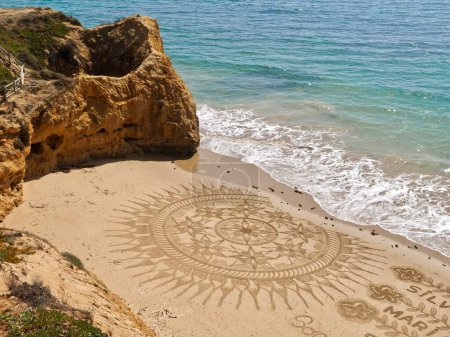 Téléchargez les photos : Belle plage art de vitor Raposo sur la côte de l'Algarve du Portugal - en image libre de droit