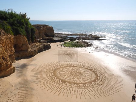 Téléchargez les photos : Belle plage art de vitor Raposo sur la côte de l'Algarve du Portugal - en image libre de droit