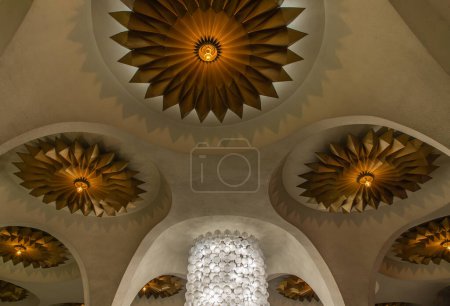 Téléchargez les photos : Beau design d'intérieur avec plafonnier dans le cinéma Scala. - en image libre de droit