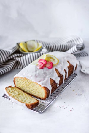 Foto de Pastel esponjoso con limón goteante y decoración de frutas frescas - Imagen libre de derechos