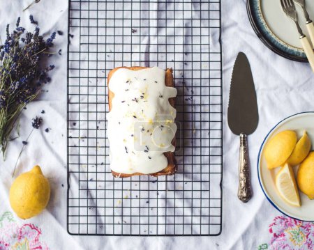 Foto de "pastel esponjoso de limón con glaseado de limón goteo y decoración de limones" - Imagen libre de derechos