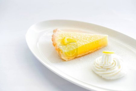 Téléchargez les photos : Caillé de citron avec sucre en poudre - en image libre de droit