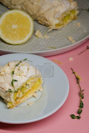 Téléchargez les photos : "gâteau au citron avec garniture au citron et citron en arrière-plan" - en image libre de droit