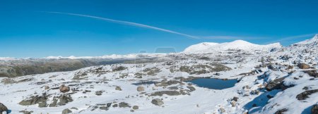 Téléchargez les photos : Vue panoramique depuis Krossbu sur le glacier Smorstabbreen, les montagnes enneigées et les lacs bleus du parc national de Jotunheimen, dans l'ouest de la Norvège - en image libre de droit