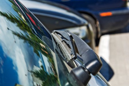 Téléchargez les photos : Brosse pour nettoyer les vitres de voiture - en image libre de droit