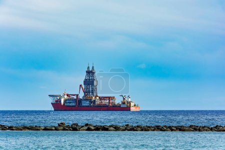 Téléchargez les photos : Le navire est amarré à la plate-forme pétrolière pour le déchargement - en image libre de droit