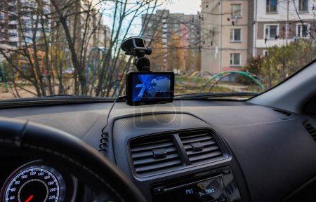 Téléchargez les photos : Navigateur est installé à l'intérieur du véhicule - en image libre de droit