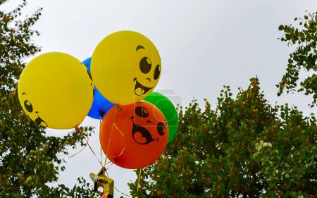 Téléchargez les photos : Ballons colorés dans le parc - en image libre de droit