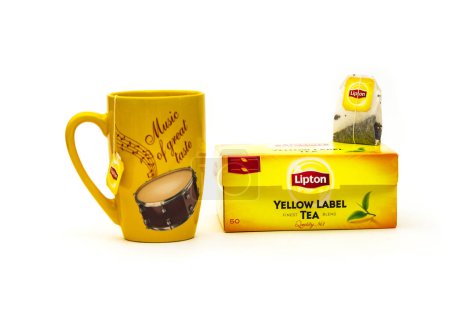 Téléchargez les photos : Emballage Thé Lipton teabag et tasse sur fond blanc - en image libre de droit