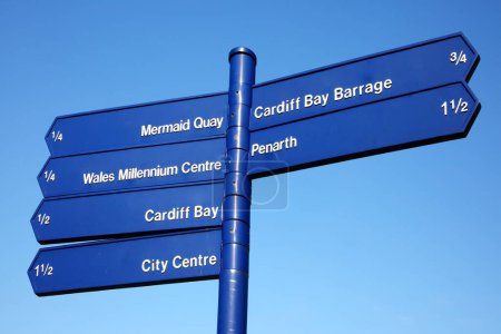 Téléchargez les photos : Cardiff Bay Pays de Galles panneau indiquant les directions - en image libre de droit