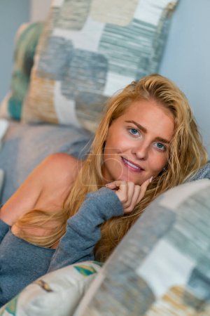 Téléchargez les photos : Magnifique modèle blonde profiter d'une journée à la maison avant le travail - en image libre de droit