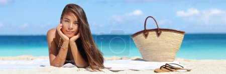 Foto de Mujer relajante en playa vacaciones bandera de verano - Imagen libre de derechos